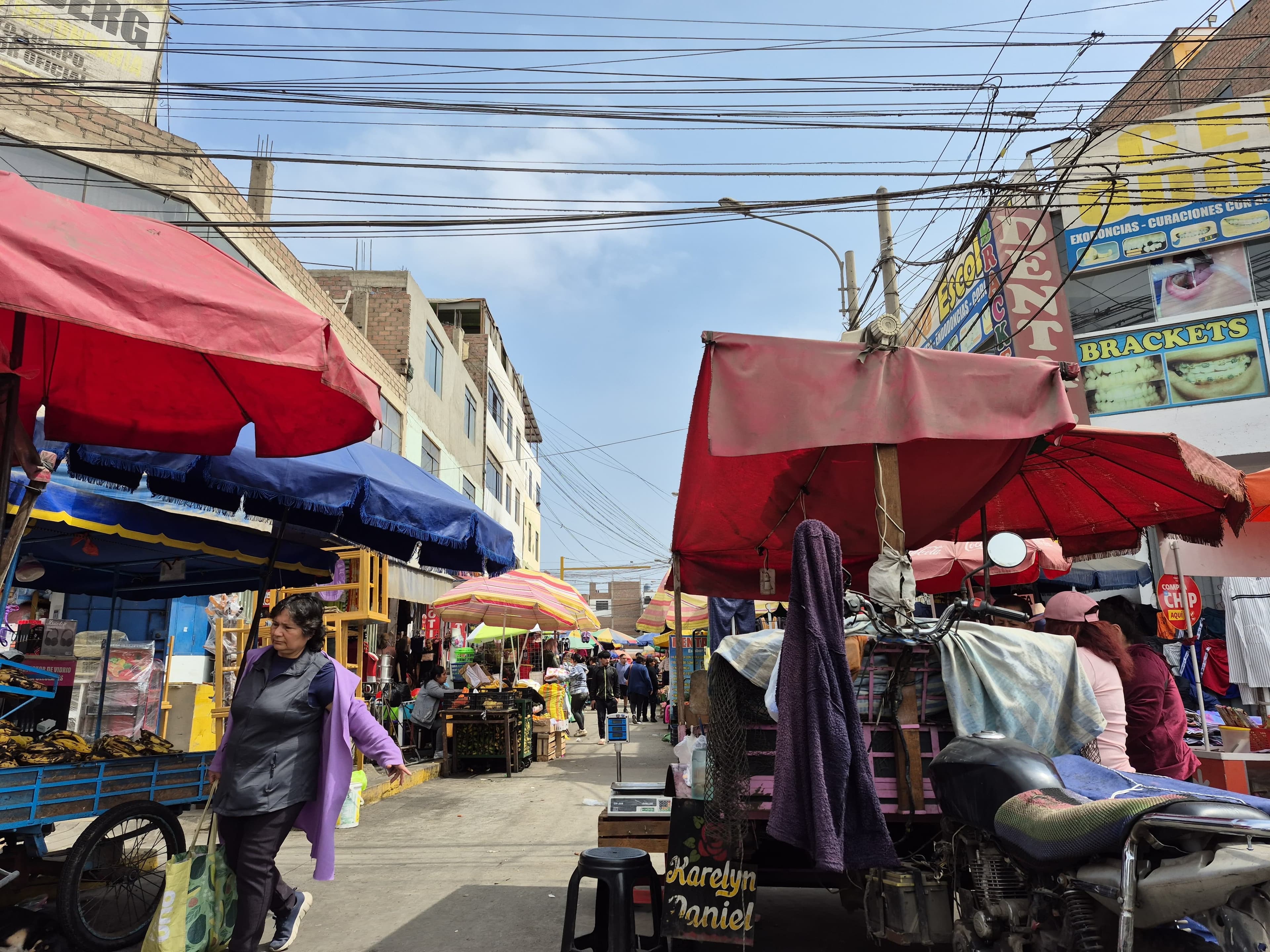 Street food vendor — the people CreceAI is built for